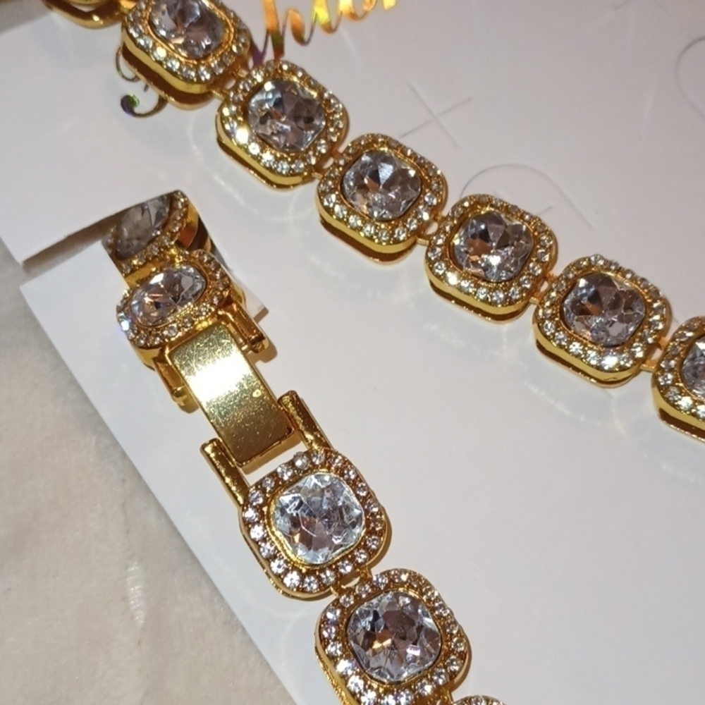 NWT. Costume choker and bracelet set - Picture 2 of 3